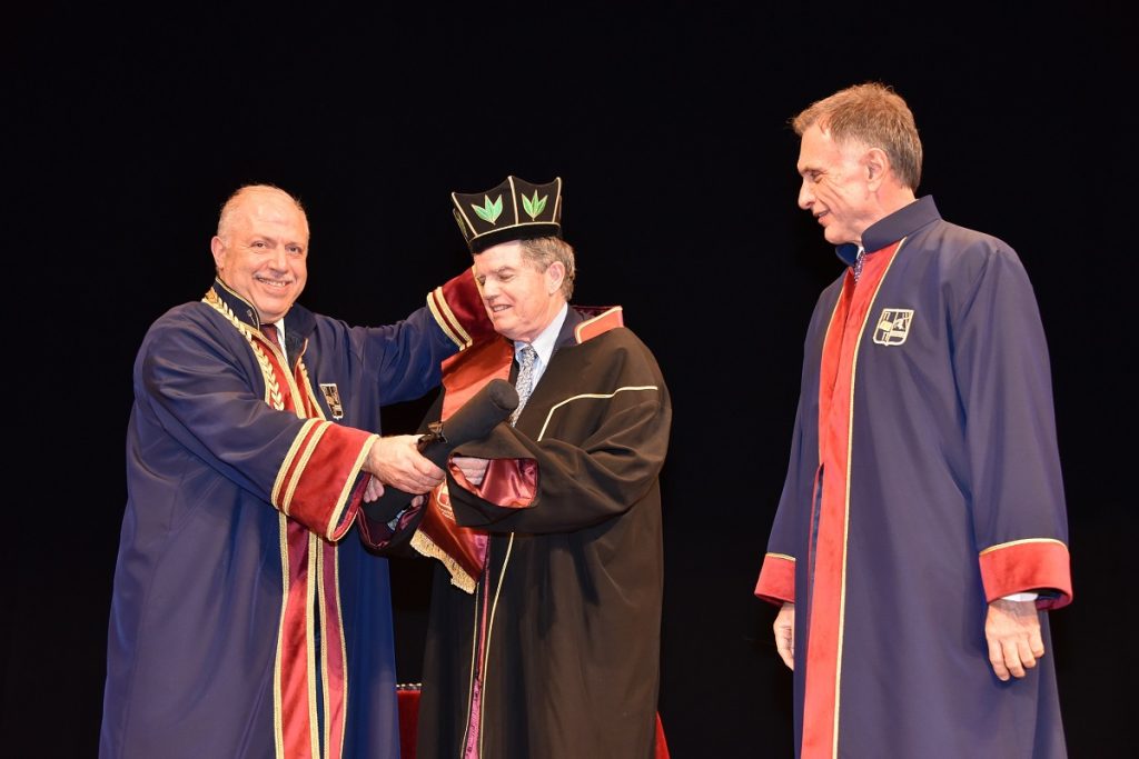 Θανάσης Μαρτίνος: Αναγορεύτηκε Επίτιμος Διδάκτωρ του Πανεπιστημίου Πειραιά