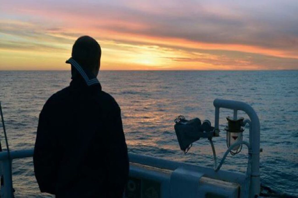 Α’ μηχανικός βρέθηκε νεκρός στη καμπίνα του μέσα σε κηλίδες αίματος