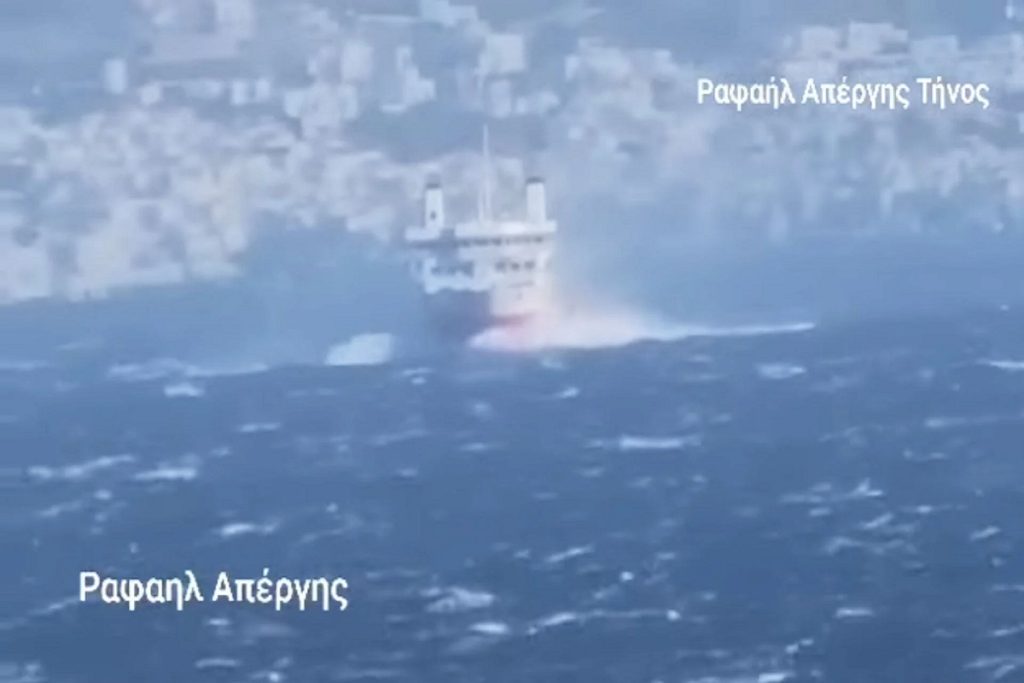 Τήνος: «Μάχη» με τα κύματα έδωσε το επιβατηγό πλοίο Αικατερίνη Π. (video)