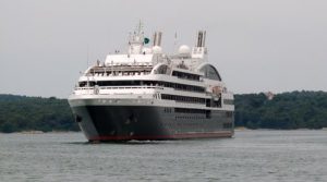 to-galliko-krouazieeroploio-l-austal-sto-limani-tou-bolou