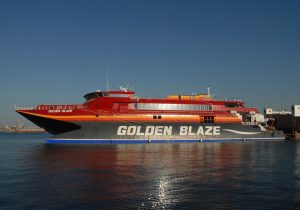 to-golden-blaze-epese-ston-problhta-santorinis