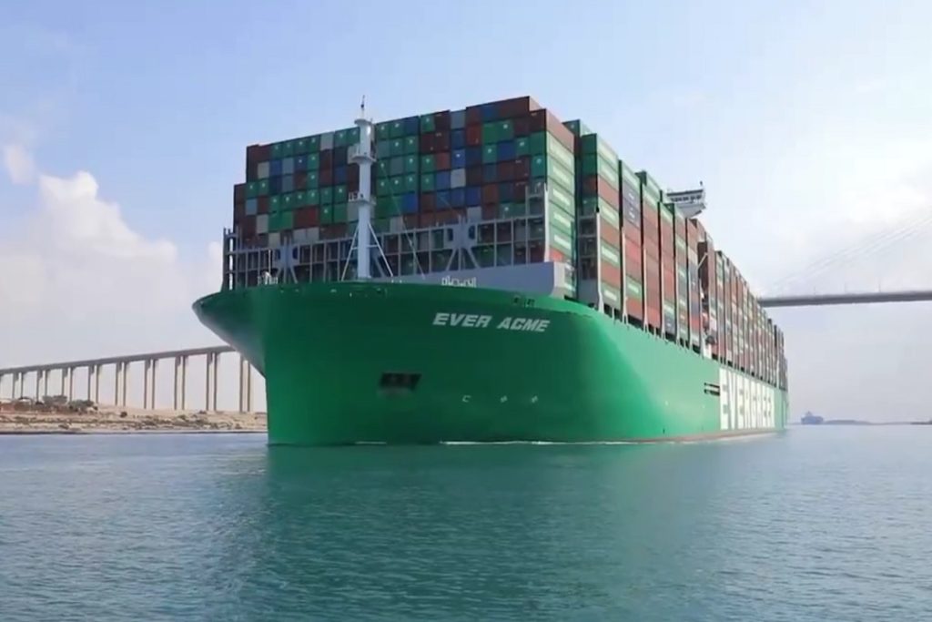 Βίντεο: Το μεγαλύτερο πλοίο μεταφοράς κοντέινερ του κόσμου διέσχισε με επιτυχία το κανάλι του Σουέζ στο παρθενικό του ταξίδι!