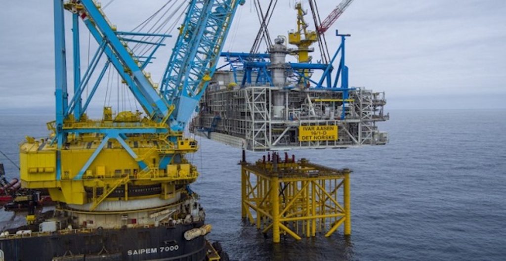 Η εγκατάσταση του άνω τμήματος εξέδρας εξόρυξης πετρελαίου στη Νορβηγία (video)