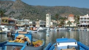 touristiko-skafos-me-126-epibates-prosekrouse-sto-limani-tis-elounta