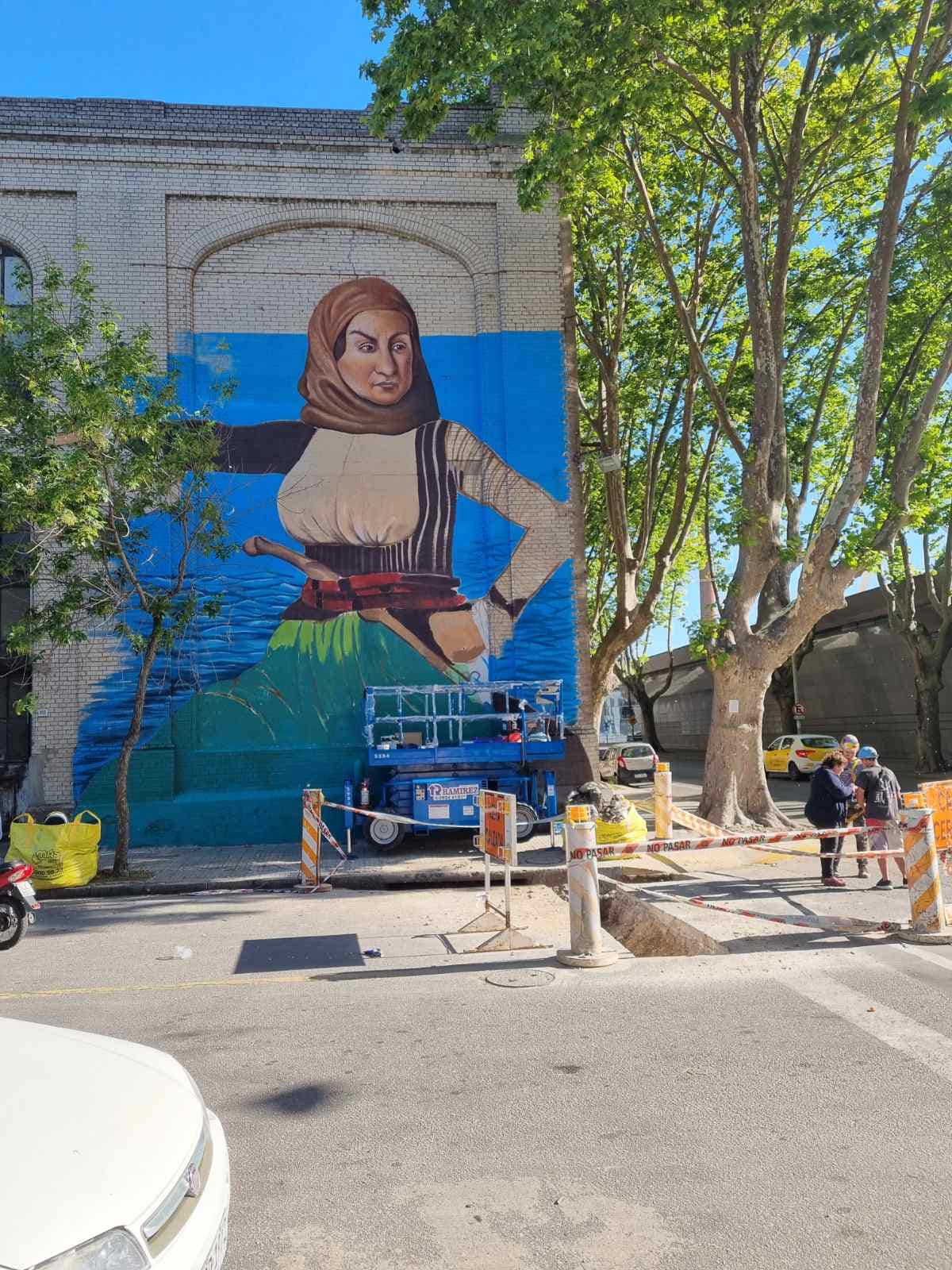 Μία καπετάνισσα στους τοίχους των ναυπηγείων Τσάκου, στην Ουρουγουάη