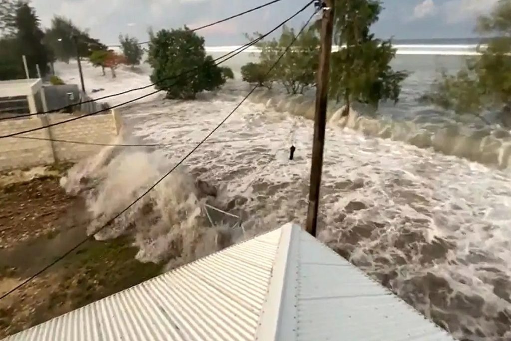 Τσουνάμι μετά την έκρηξη ηφαιστείου στην Τόνγκα (ΒΙΝΤΕΟ)