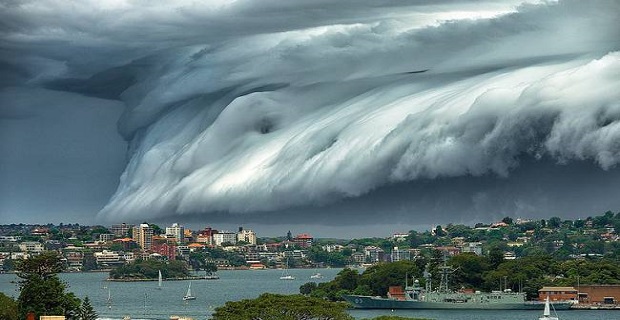 tsounami_apo_sunnefa