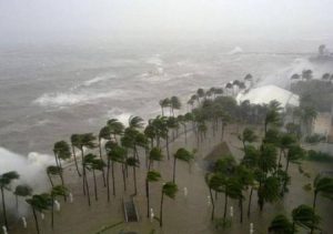 tufwnas-k-tropikh-kataigida-apeiloun-ton-eirhniko