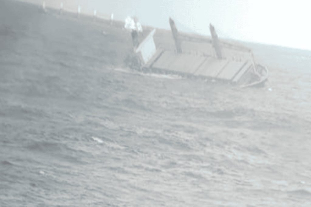 Γιγαντιαία κύματα ύψους 10 μέτρων αναποδογύρισαν φορτηγό πλοίο στη Νότια Αφρική!