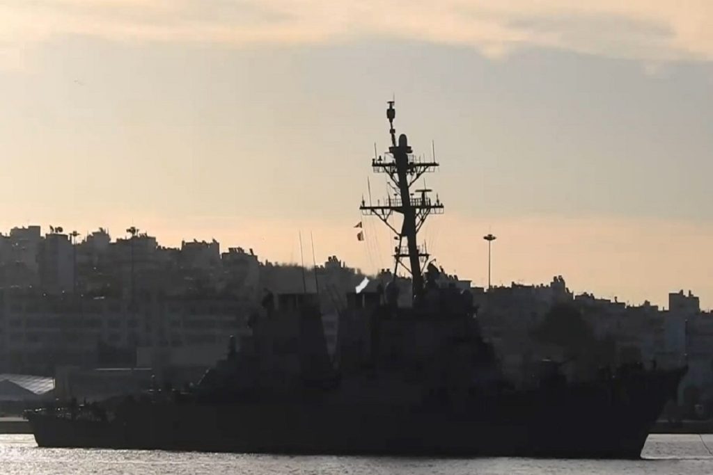 Αναχώρησε το αντιτορπιλικό USS ΜcFaul DDG74 από το λιμάνι του Πειραιά (video)
