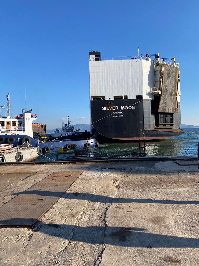 Άραβες από Ντουμπάι έφεραν οχηματαγωγό πλοίο στην Ελευσίνα για επισκευές (photos)