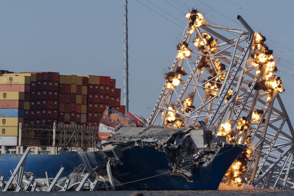 Ανατίναξη της γέφυρας της Βαλτιμόρης που βρίσκεται ακόμη πάνω στο πλοίο! (Βίντεο)