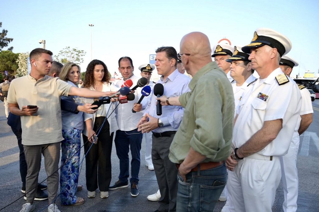 Στο λιμάνι του Πειραιά ο Βαρβιτσιώτης: «Θα δουλέψουμε σκληρά ώστε τα ταξίδια να είναι ευχάριστα αλλά και ασφαλή» (video)