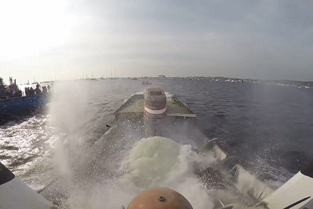 Εντυπωσιακή βύθιση πλοίου ferry! (video)