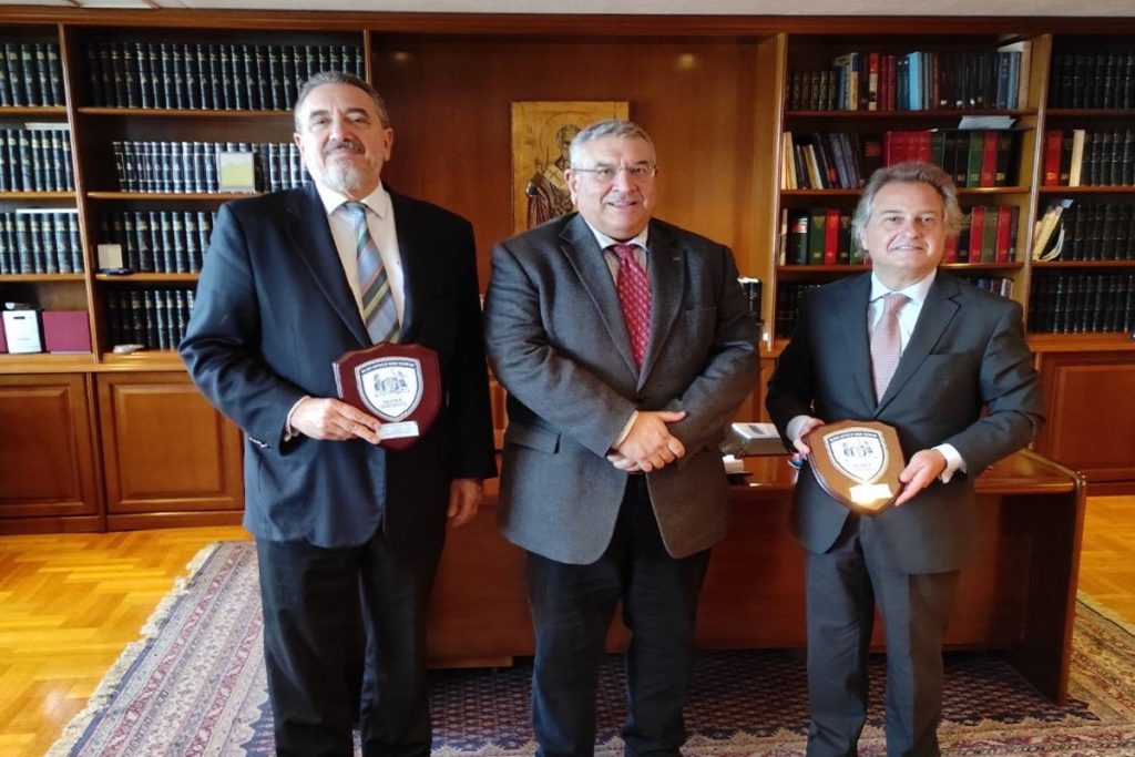 Βραβεύτηκαν ο δρ Γιώργος Πατέρας και ο Χαράλαμπος Σημαντώνης για την προσφορά τους στη ναυτιλία