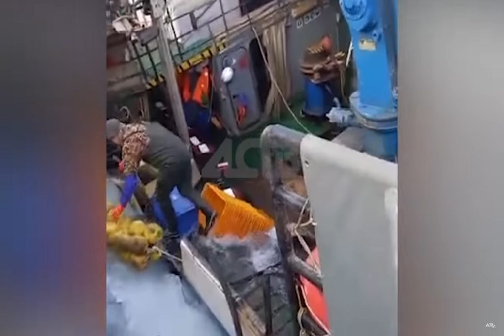 Μεγάλο αλιευτικό πλοίο βυθίστηκε ενώ βρισκόταν προσδεμένο – Νεκρός ο Α’ μηχανικός! (ΒΙΝΤΕΟ)