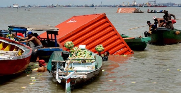 Sejumlah nelayan mengambil barang-barang berupa mie instan yang ada di salah satu kontainer muatan Kapal Kargo Journey yang tenggelam usai bertabrakan dengan KM Lambelu, di Buoy 10 Selat Madura, Tanjung Perak Surabaya, Selasa (1/4)