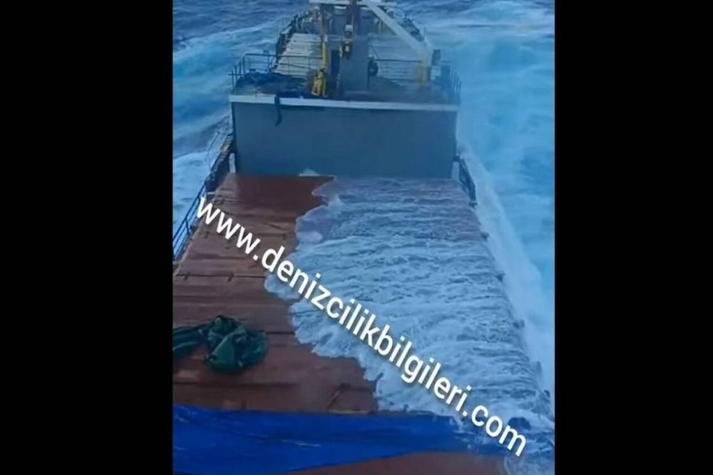 Συγκλονιστικό βίντεο: Η στιγμή που το φορτηγό πλοίο «RAPTOR» βυθίζεται στο Βόρειο Αιγαίο