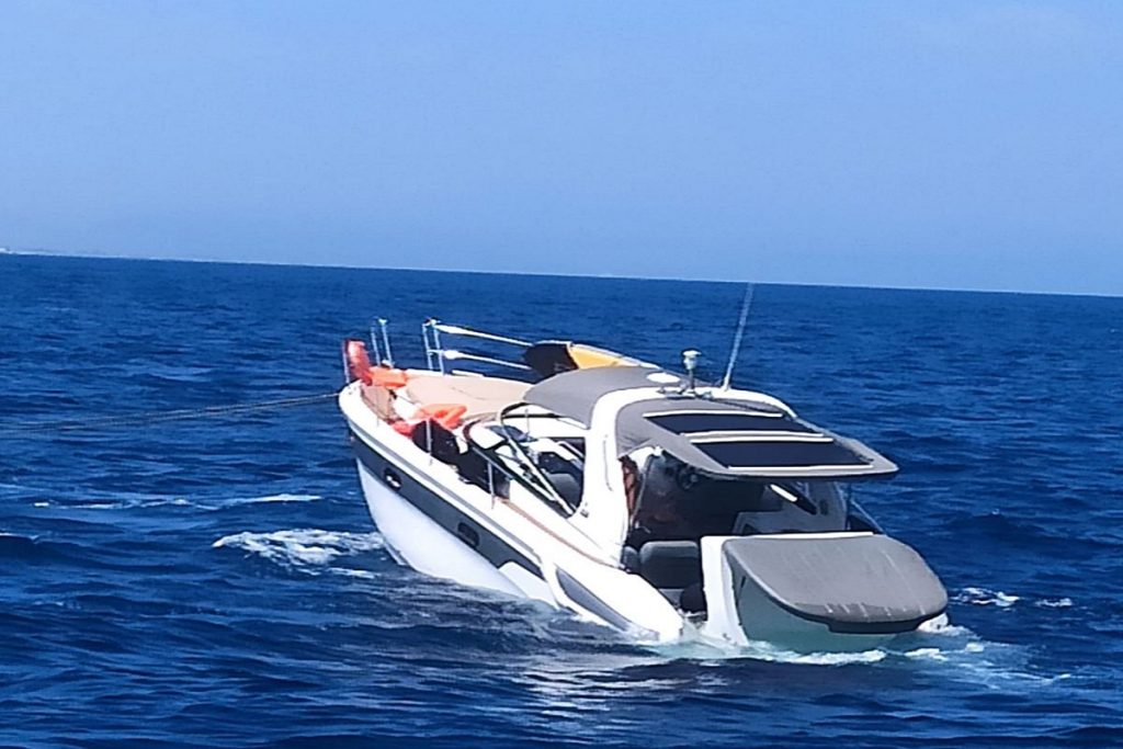 Ημιβύθιση ταχύπλoου στη θαλάσσια περιοχή μεταξύ Πειραιά και Αίγινας (photos)