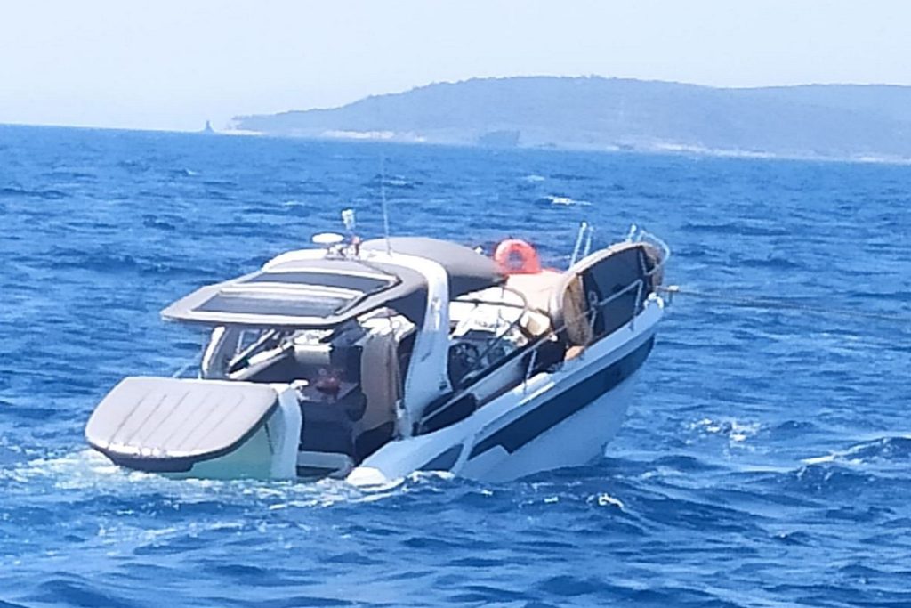 Βίντεο από τη διάσωση των 8 επιβαινόντων από το ταχύπλοο που βυθιζόταν μεταξύ Πειραιά και Αίγινας
