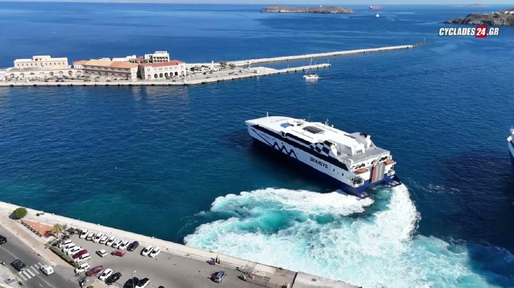 Worldchampion Jet: Ο «πρωταθλητής» αποχαιρέτησε τις Κυκλάδες για φέτος – Η εντυπωσιακή πιρουέτα στην Σύρο (video)