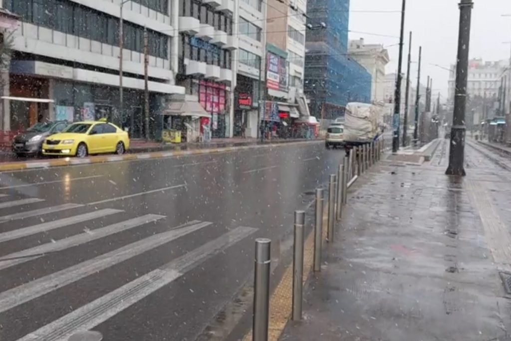 Δυναμώνει η χιονόπτωση τώρα στο λιμάνι του Πειραιά