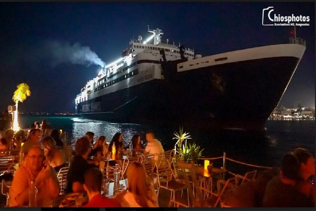 Το μοναδικό μπαρ στην Ελλάδα όπου το πλοίο περνάει μία ανάσα από τους θαμώνες (video)