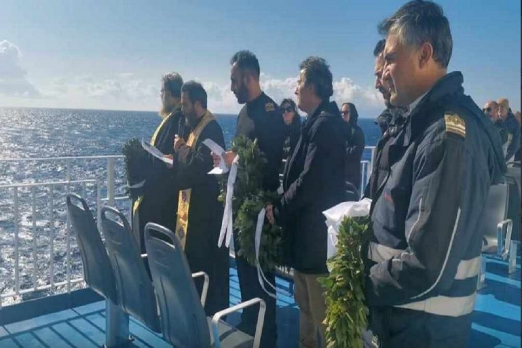 ΒΙΝΤΕΟ: Τρισάγιο εν πλω και στεφάνια στη θάλασσα στη μνήμη των θυμάτων του “Χρυσή Αυγή”