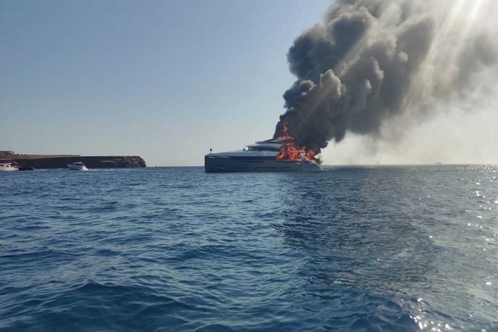 Ολοκαίνουριο σούπερ γιοτ αξίας 23 εκ. ευρώ καταστράφηκε ολοσχερώς από πυρκαγιά! (video)