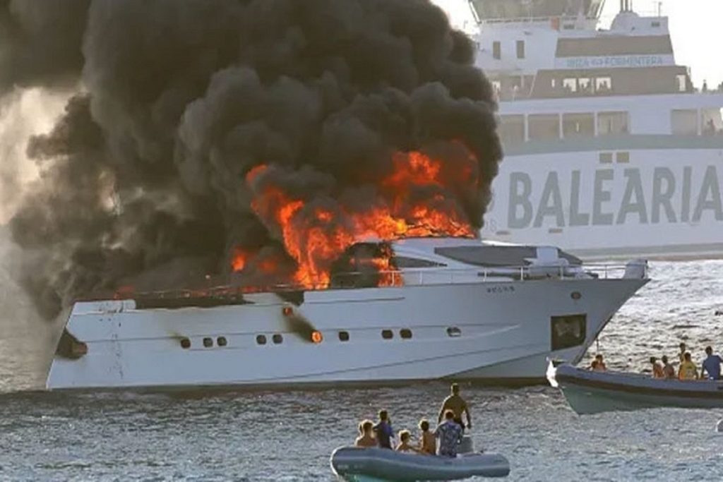 Πολυτελές γιοτ καταστράφηκε ολοσχερώς από πυρκαγιά (video & photos)
