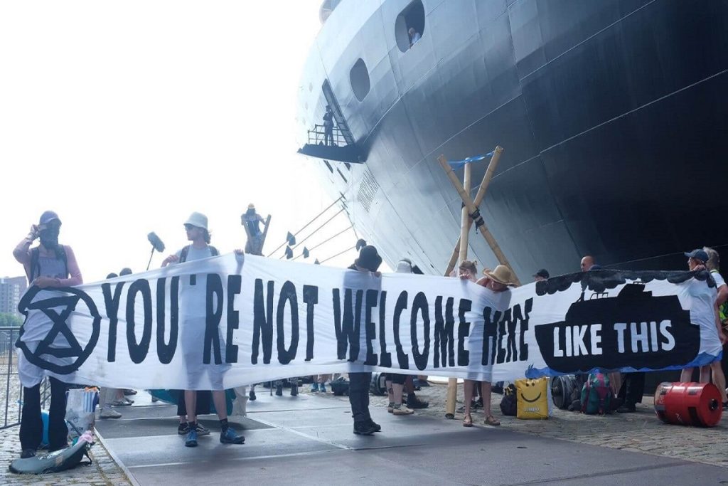 Ακτιβιστές εμπόδισαν την αναχώρηση του κρουαζιερόπλοιου Zuiderdam από το λιμάνι του Ρότερνταμ