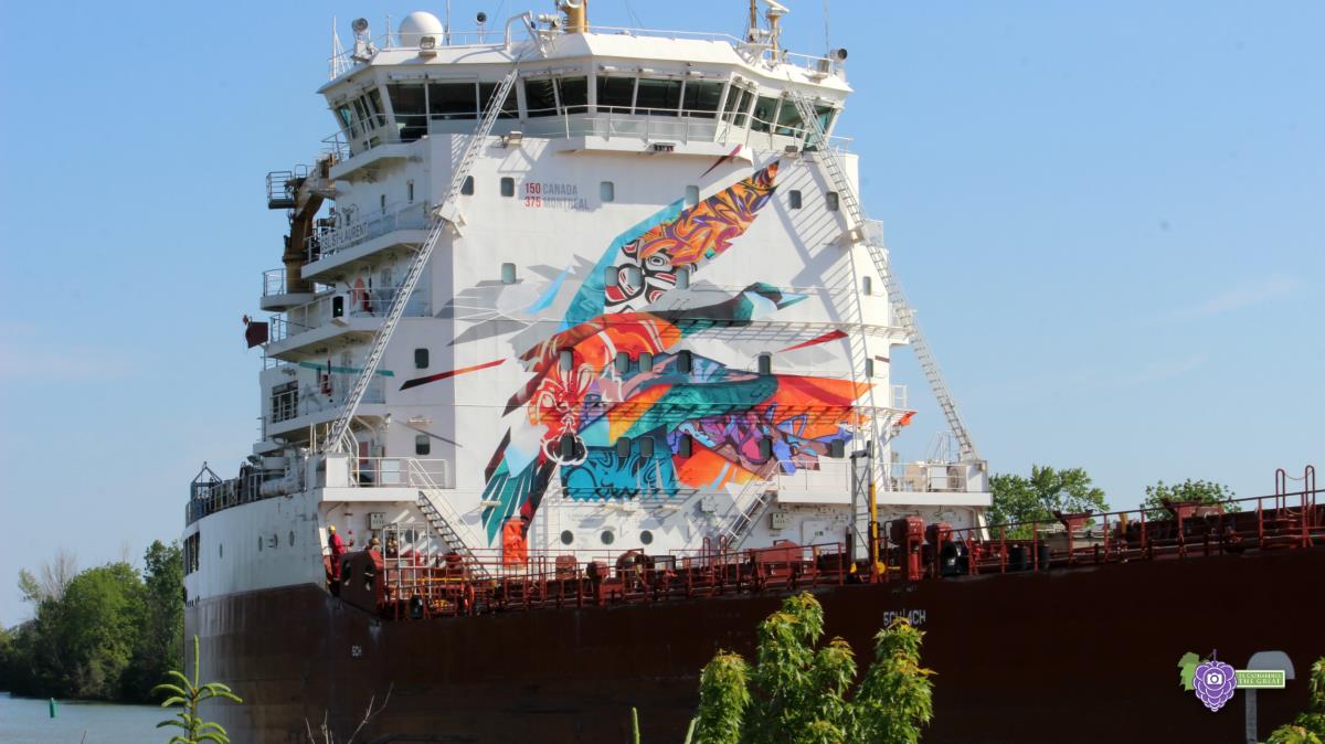 Όταν η τέχνη συναντά τη ναυτιλία: Εντυπωσιακή ζωγραφιά στο ακομοδέσιο εμπνευσμένη από τις ελληνικές καλλιτεχνικές παραδόσεις