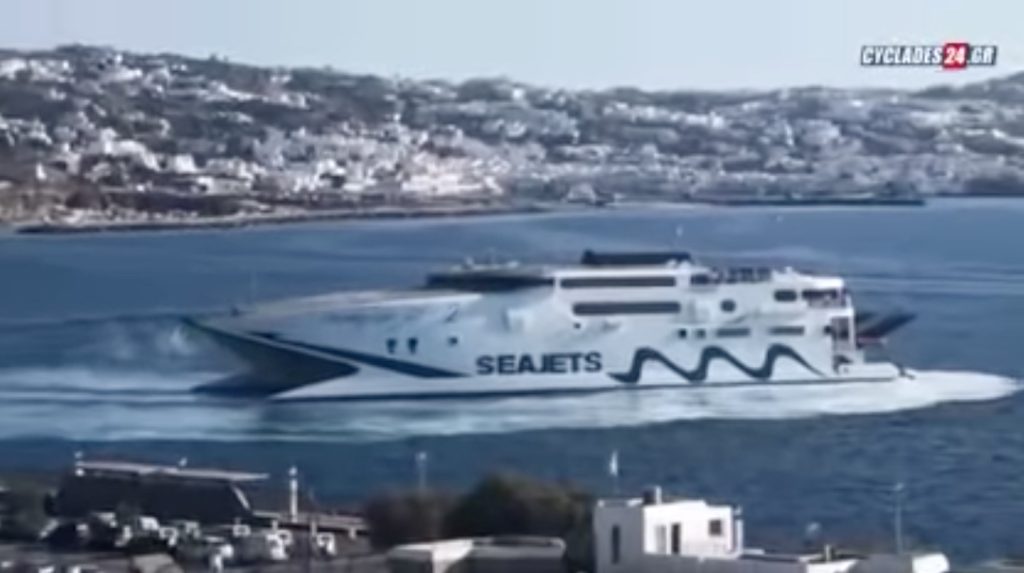 Ο ξεχωριστός αποχαιρετισμός του Champion jet 2 σε Νάξο και Μύκονο! (Video)