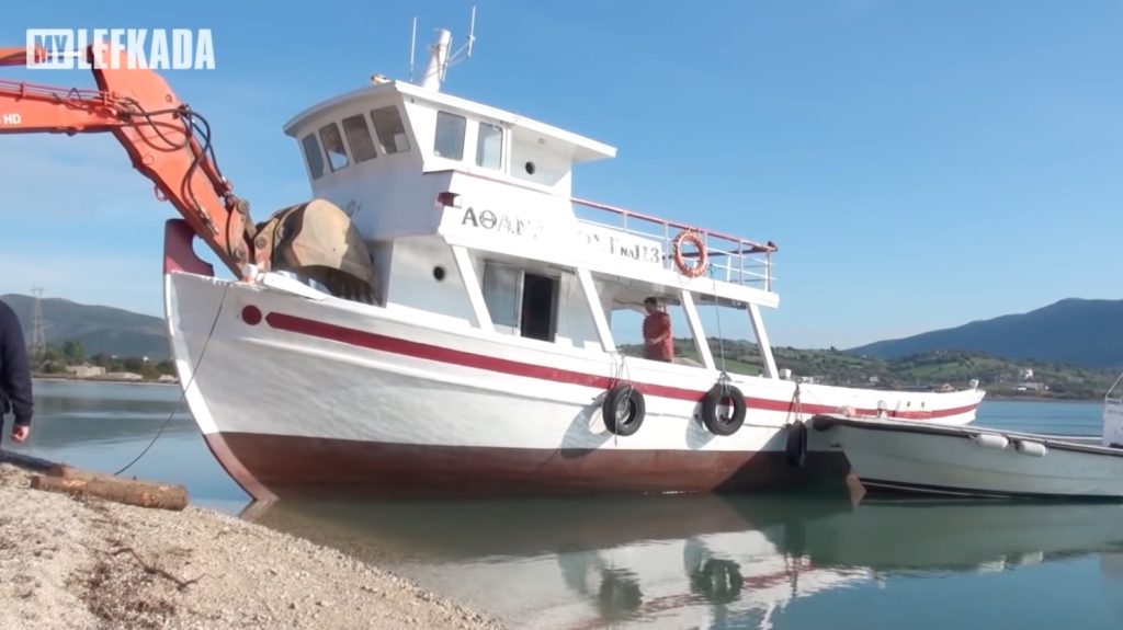 Ένα συγκλονιστικό βίντεο από την καταστροφή ξύλινου παραδοσιακού σκάφους στην Λευκάδα (Video)
