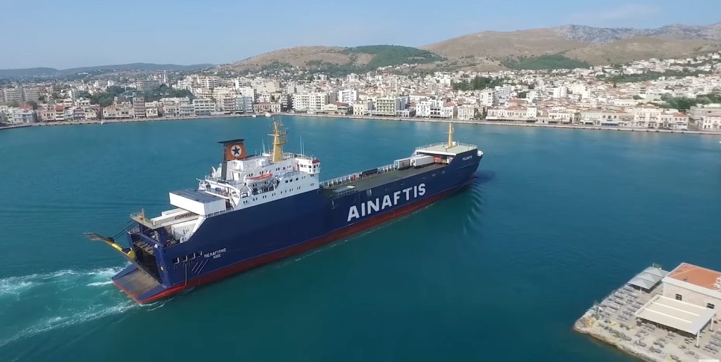 Οι ελιγμοί του φορτηγού πλοίου Πελαγίτης και του επιβατηγού πλοίου Διαγόρας στο λιμάνι της Χίου (Video)