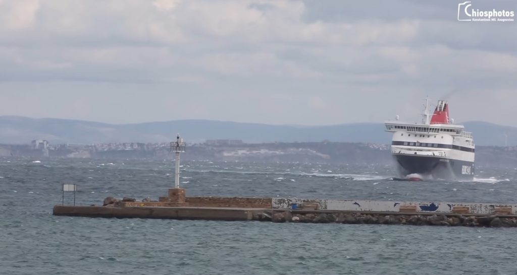 Ηρωική μανούβρα του καπετάνιου κόντρα σε θυελλώδεις ανέμους 8 μποφόρ (Video)