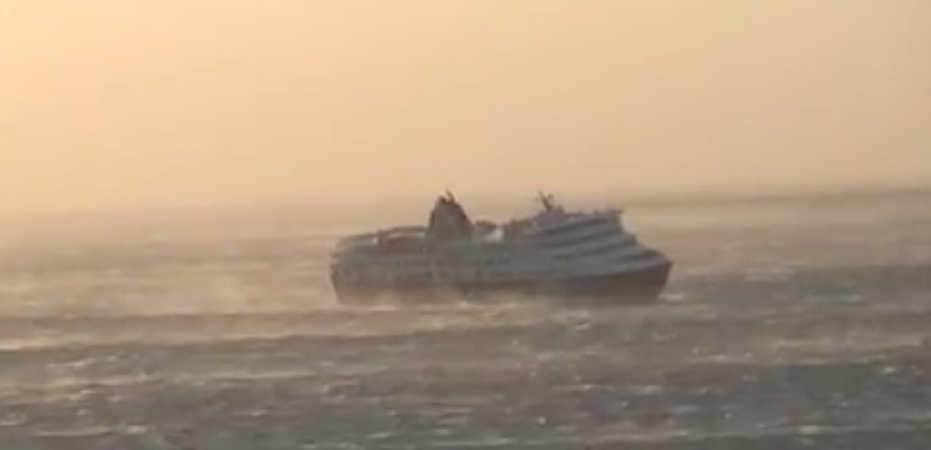 ΒΙΝΤΕΟ: Το Superferry μπαίνει στο λιμάνι της Τήνου με ανέμους 10 μποφόρ