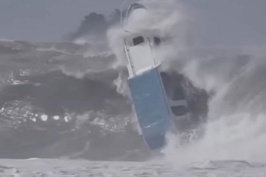 ΒΙΝΤΕΟ: Τεράστιο κύμα χτυπά και αναποδογυρίζει βάρκα!