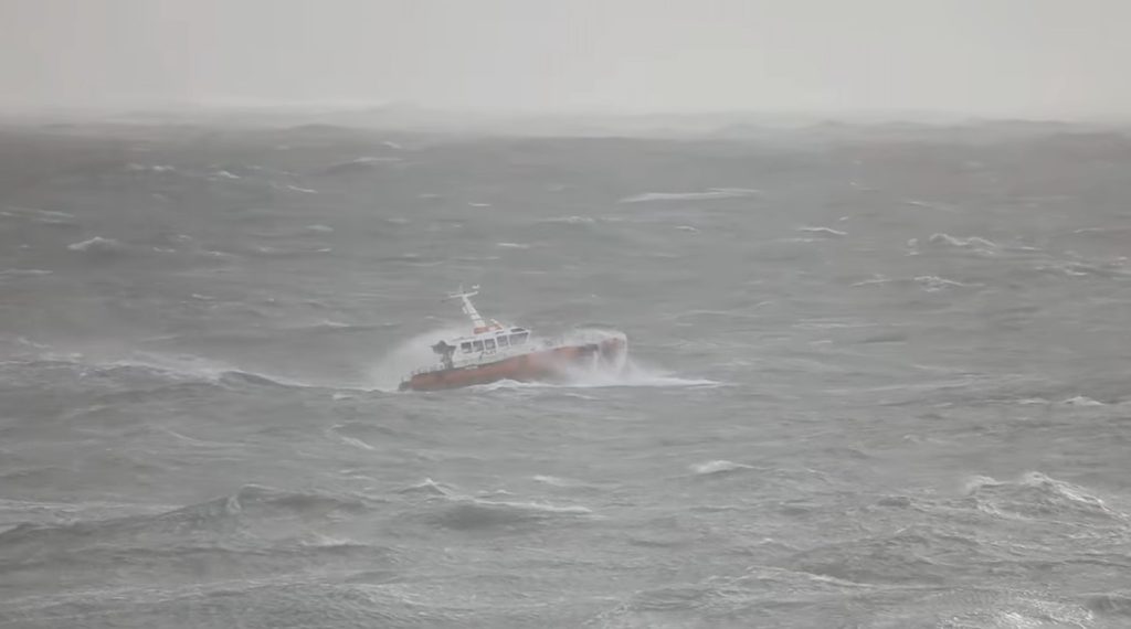 Βίντεο με την αποβίβαση πλοηγού από δεξαμενόπλοιο εν μέσω θαλασσοταραχής!