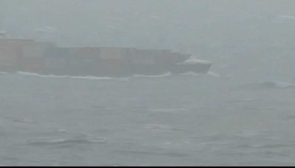 Πλοίο μεταφοράς εμπορευματοκιβωτίων μέσα σε σφοδρή θαλασσοταραχή (video)