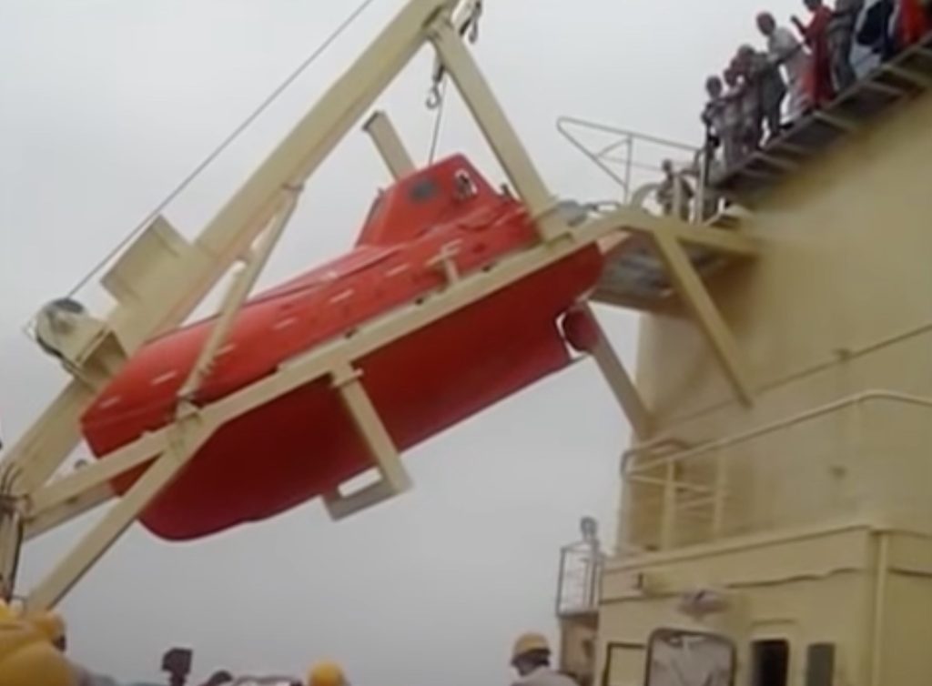 Φοβερή καθέλκυση λέμβου ελευθέρας πτώσεως! (Video)