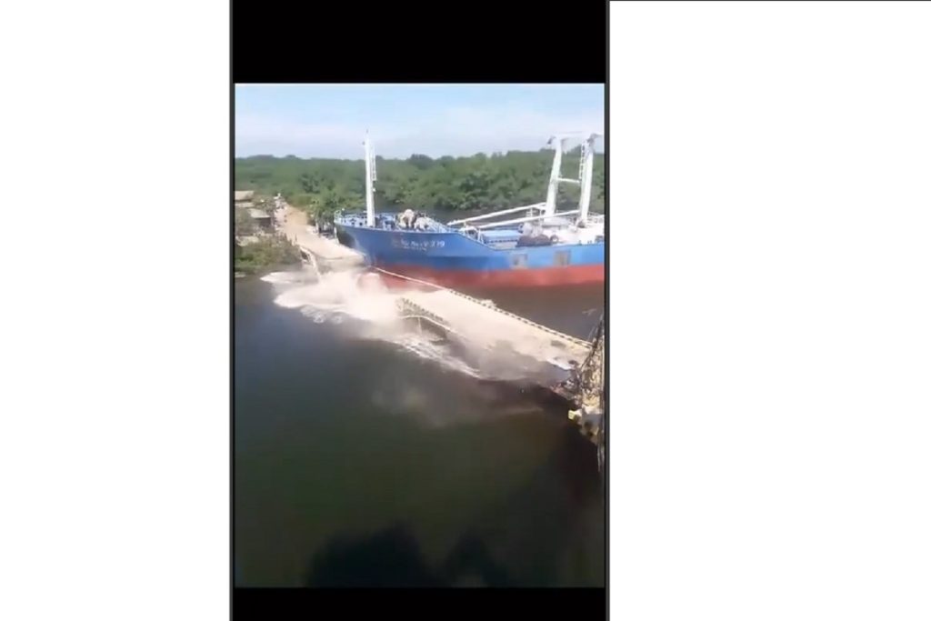 Απίστευτο βίντεο: Φορτηγό πλοίο προσκρούει σε γέφυρα και την κατεδαφίζει ολοκληρωτικά!