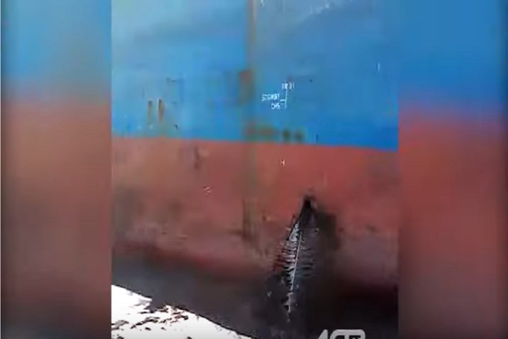 ΒΙΝΤΕΟ: Διαρροή πετρελαίου από φορτηγό πλοίο