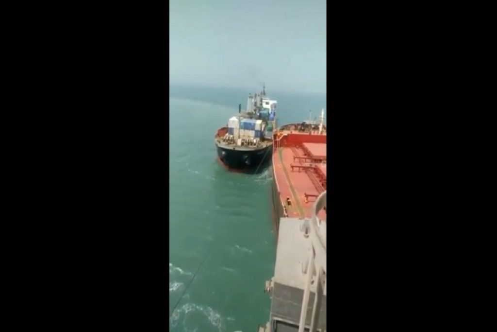 Πλοίο προσέκρουσε σε πλοίο που ήταν δεμένο σε ντόκο στην Ινδία (video)