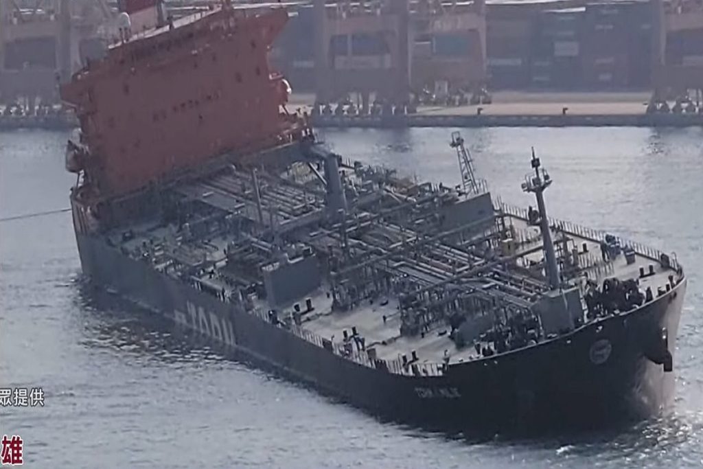 ΒΙΝΤΕΟ: Εισροή υδάτων και κλίση σε δεξαμενόπλοιο που προσέκρουσε σε κυματοθραύστη