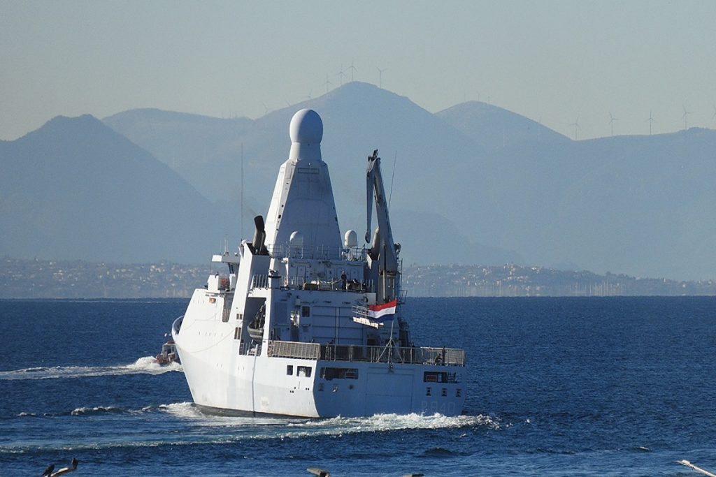 Λιμάνι Πειραιά : Αναχώρησε το Ολλανδικό HNLMS HOLLAND P840 (video)