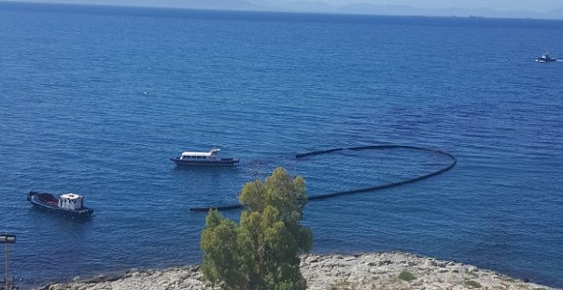 Συνεχίζεται με εντατικούς ρυθμούς η επιχείρηση απορρύπανσης του Σαρωνικού