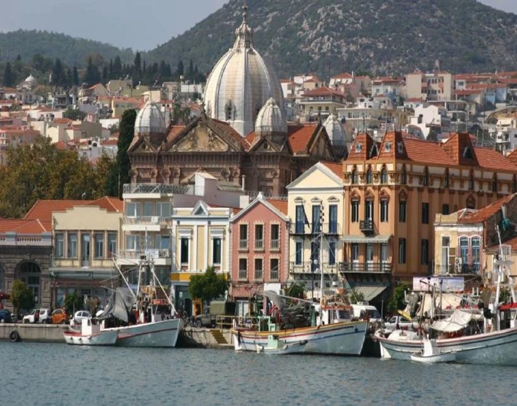 Πρόσκρουση φορτηγού οχηματαγωγού πλοίου στο λιμάνι της Μυτιλήνης