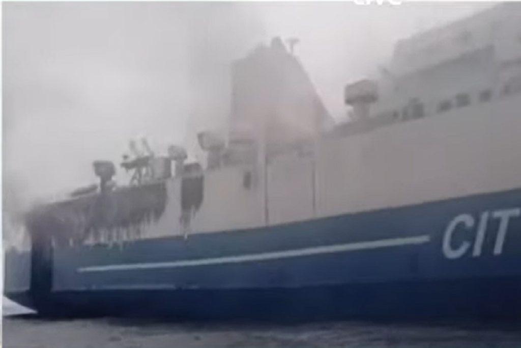 ΒΙΝΤΕΟ: Επιβατηγό πλοίο με 270 επιβαίνοντες φλέγεται στα ανοιχτά του Μπαλί