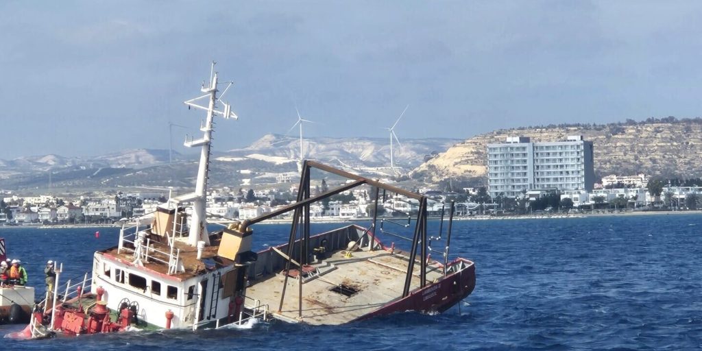 Πόντιση σκάφους «Lambousa II» στη Λάναρκα (video)